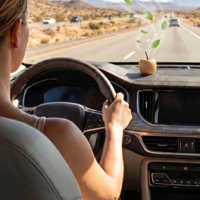 Diffuseur de parfum pour voiture  posé sur tableau de bord, avec conducteur au volant.