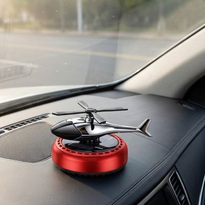 Diffuseur de parfum rouge ronde installé sur tableau de bord voiture