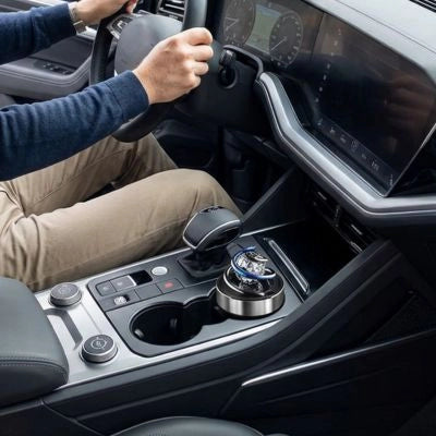 Diffuseur de parfum voiture  installé dans l'habitacle pour diffuser une fragrance agréable 