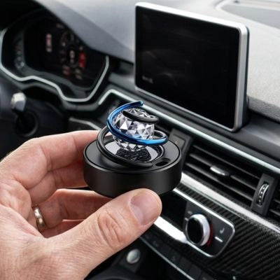 Diffuseur de parfum voiture rotatif, en main conducteur dans habitacle voiture
