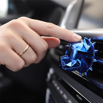 Diffuseur parfum  voiture bleu installé dans boucle aération tableau de bord