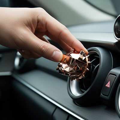 Diffuseur parfum  voiture or rose  installé dans boucle aération tableau de bord