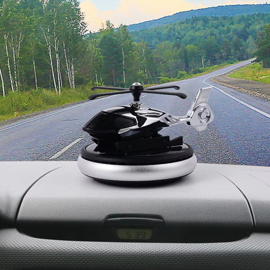 diffuseur parfum voiture solaire à hélice sur tableau de bord voiture