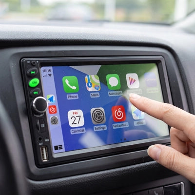 Ecran CarPlay voiture installé sur le tableau de bord avec interface tactile  