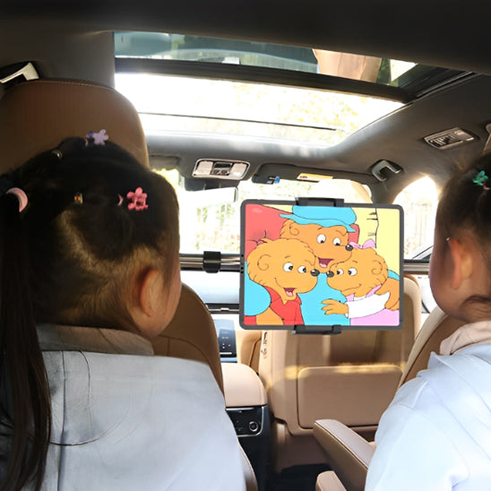 Enfants regardent dessin animé sur tablette installé sur support tablette voiture 