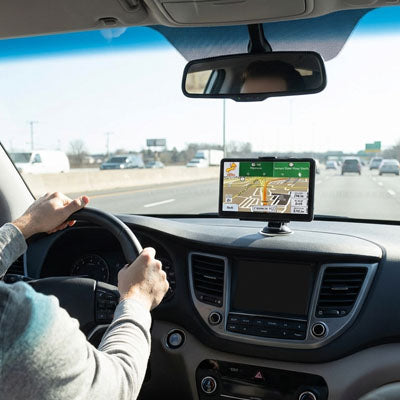 gps voiture fixe au tableau de bord pour navigation en conduite autoroute