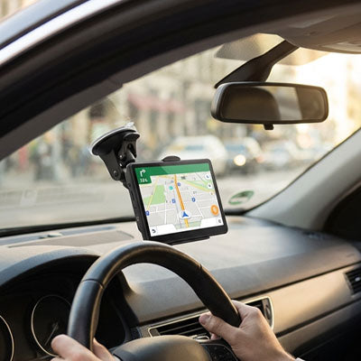 gps voiture fixe au tableau de bord pour navigation en conduite urbaine