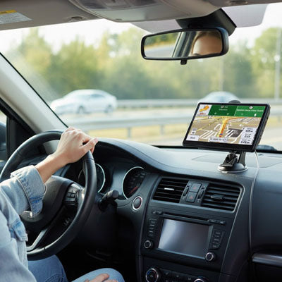 gps voiture fixe au tableau de bord pour navigation en conduite