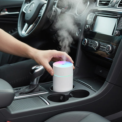 Humidificateur d'air  blanc installé dans habitacle voiture