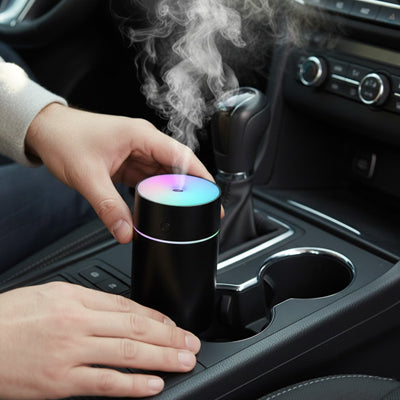 Humidificateur d'air  noir installé dans porte gobelet voiture