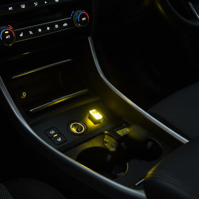 led interieur voiture jaune branché sur port USB dans habitacle voiture