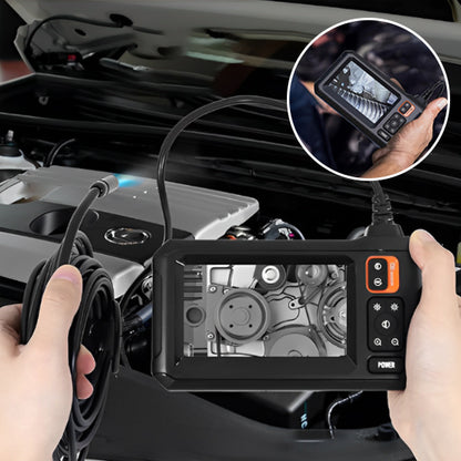 Mécanicien utilise camera endoscopique pour inspecter conduits moteur voiture