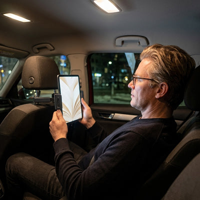 Passager assis en arrière installe support tablette voiture et fixe tablette