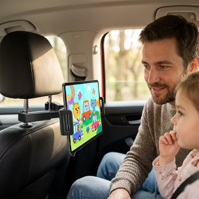Passager et enfant  regardent dessin animé sur tablette fixé sur support tablette voiture