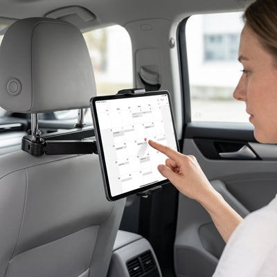 Passager travaille sur tablette installé sur support tablette pour voiture