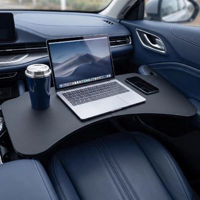 Plateau pour voiture installé sur le siège passager, portant ordinateur portable, smartphone gobelet