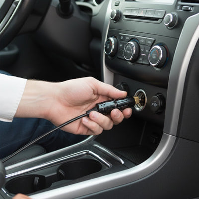 prise allume cigare en main entrain d être branchée dans autre voiture