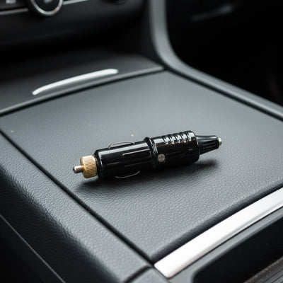 prise allume cigare posée sur console centrale voiture