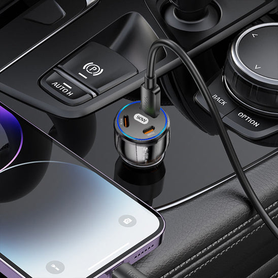 Smartphone connecté sur chargeur allume cigare noir  branché