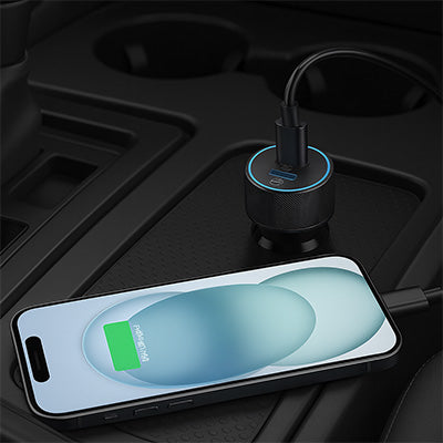 Smartphone en charge branché sur premier port PD Chargeur allume cigare
