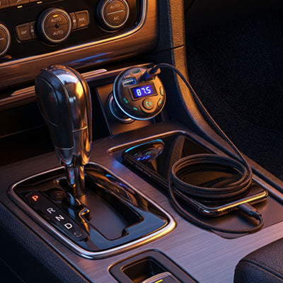 Smartphone en charge sur transmetteur Fm Bluetooth branché sur allume cigare