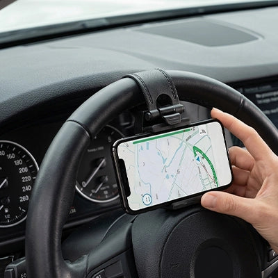 Support telephone voiture fixé au volant avec smartphone affichant  navigation GPS