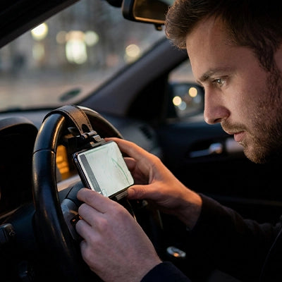support-telephone-voiture-fixe-au-volant-avec-smartphone-affichant-navigation-pour-conducteur-la-nuit