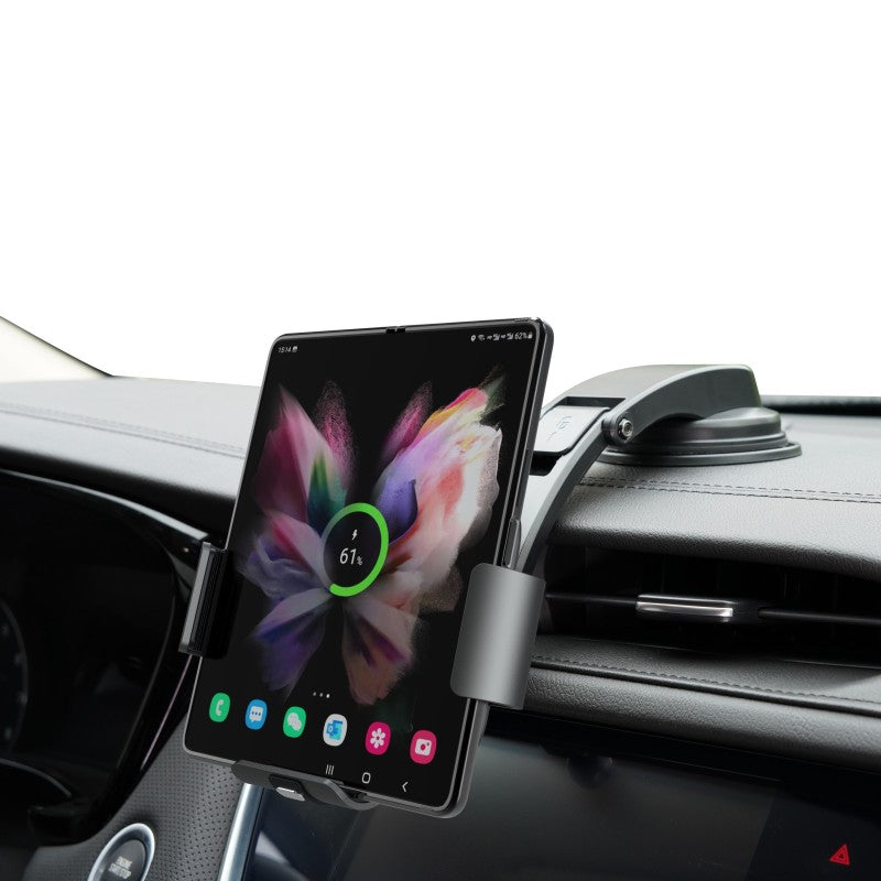 Support voiture pour téléphone installé dans  voiture sur tableau de bord portant smartphone