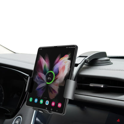 Support voiture pour téléphone installé dans  voiture sur tableau de bord portant smartphone