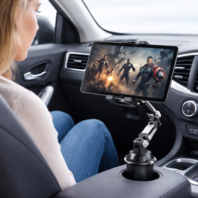 tablette sur support téléphone voiture passager regardant son film