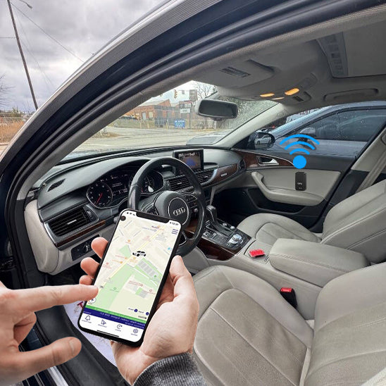 Traceur GPS Voiture installé sur portière voiture  activé et localisé sur smartphone