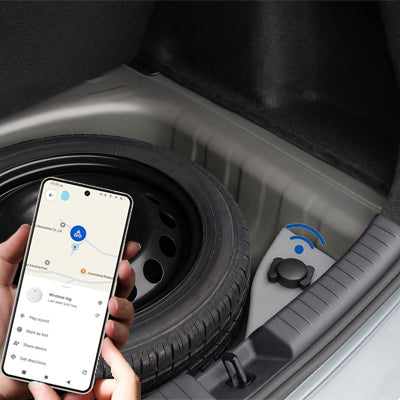 Traceur GPS voiture placé dans capot voiture et activé sur smartphone