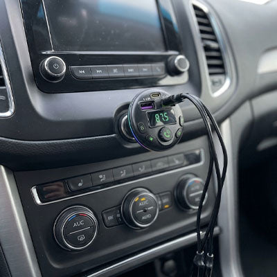 Transmetteur Fm Bluetooth avec câble en branché sur allume cigare voiture