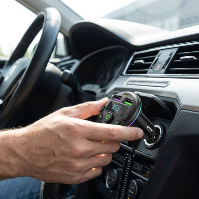 Transmetteur fm bluetooth branché sur allume cigare par conducteur