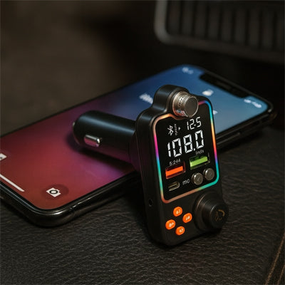 Transmetteur fm bluetooth et smartphone dans habitacle voiture